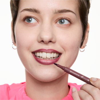 Kobieta nakłada essence line & STAIN! TATTOO LIP LINER 03 Make A Mauve, brązowo-fioletowy odcień.