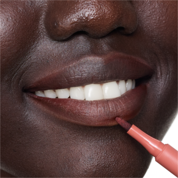 Zbliżenie na usta, essence TATTOO LIP LINER 02 Must Have Brown podkreśla je trwałym, ciepłym odcieniem nude.