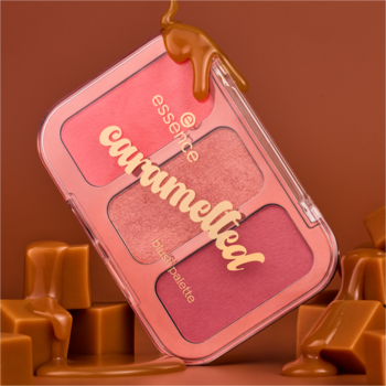Paleta różów essence caramelted z 3 odcieniami (róż, złoto-brąz), karmel spływa, na tle brązowych kostek.