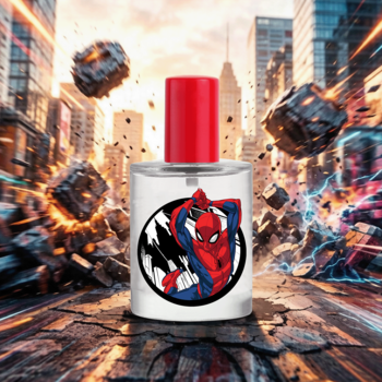 Perfumy Spider-Man 30 ml, butelka z czerwoną nakrętką i etykietą bohatera, na tle zniszczonego walką miasta.