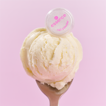Zbliżenie na pyłek essence UV GEL NAIL 01 Gelato Glaze na gałce lodów waniliowych na łyżce, różowe tło.