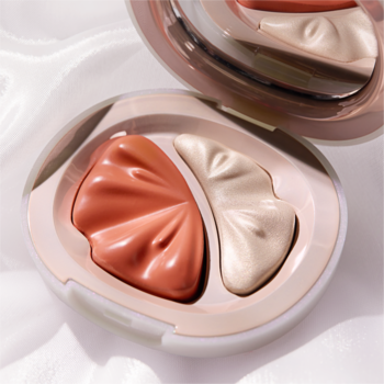 Otwarty duet Catrice BRIDES & BESTIES C01 Vow To Glow z lusterkiem. Morelowy róż i diamentowy rozświetlacz krem-puder 3D.