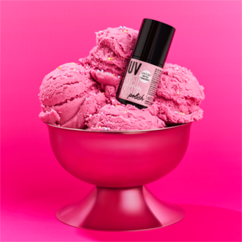Butelka essence studio nails UV GEL NAIL 214 Blush O’ Clock! w różowych lodach z posypką, w różowej miseczce na różowym tle.