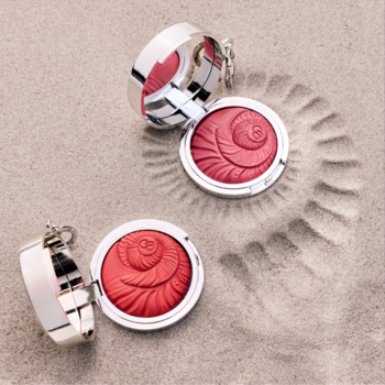 Dwa koralowe róże Catrice SEASHELL STORIES C01 Saltwater Crush, z reliefem muszli, otwarte na piasku.