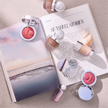 Róż Catrice SEASHELL STORIES C02 Peach Perfect, koralowy, lśniący, otwarty kompakt z wzorem muszli.