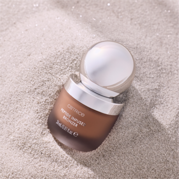 Catrice Peptide Infused Bronzer C01 Too Tan To Handle, matowa buteleczka na lśniącym piasku.