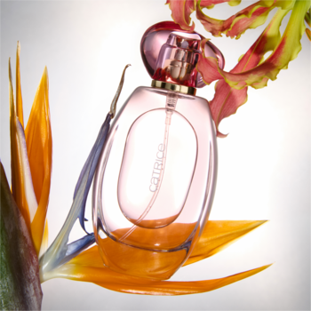 Różowa mgiełka Catrice L'Eau So Sunkissed C01 w organicznej butelce, widok z przodu, wśród egzotycznych kwiatów.