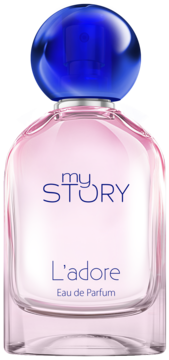 Różowy perfum My Story L'adore Eau de Parfum w eleganckiej szklanej butelce z kulistą niebieską nakrętką, widok z przodu.
