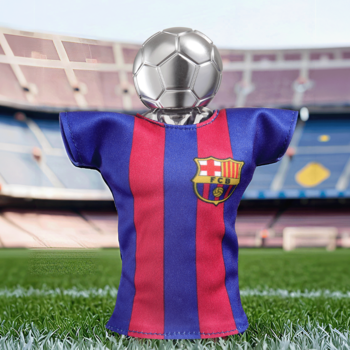 Flakon perfum FC Barcelona, koszulka blaugrana z herbem i srebrną piłką zamiast głowy, na boisku.