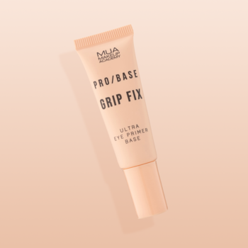 MUA Pro/Base Grip Fix Ultra Eye Primer Base w jasnobeżowej tubce, leżącej pod kątem na pastelowym tle.