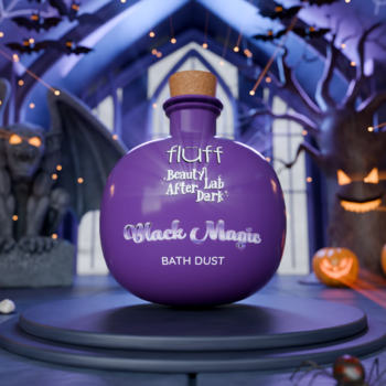 Fluff Black Magic Dust fioletowy puder do kąpieli, butelka z korkiem na postumencie, mroczne Halloweenowe tło.
