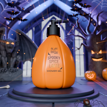 Żel pod prysznic Fluff Beauty Lab Spooky Spice Latte, dyniowa butelka z pompką, na tle Halloween.