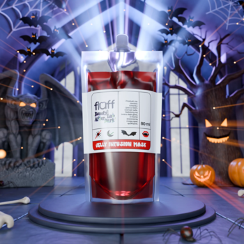 Fluff Jelly Infusion Mask w czerwonej saszetce, stylizowanej na kroplówkę krwi, na tle dekoracji Halloween.