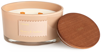 Świeca JAPANDI WARM BALANCE Honey&Amber, różowo-beżowa, szklany słoik z etykietą, dwa drewniane knoty, obok drewniana pokrywka.