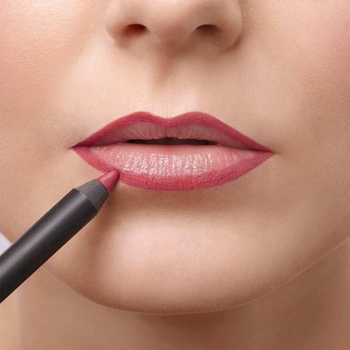 ARTDECO Soft Lip Liner, zbliżenie na usta z różową konturówką precyzyjnie obrysowującą dolną wargę.