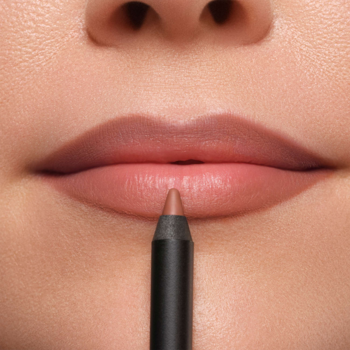 Zbliżenie: precyzyjna konturówka ARTDECO Soft Lip Liner w odcieniu nude na ustach.