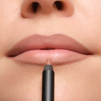 Zbliżenie: konturówka Artdeco Soft Lip Liner Rosy Nude aplikowana na matowe, nude usta.