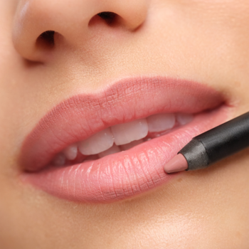 Zbliżenie na usta, konturowane beżowo-różową kredką Artdeco Soft Lip Liner Perfect Fit.