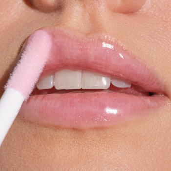 Serum Lip Wonder: błyszczyk nakładany miękkim aplikatorem XL na pełne, odżywione, lśniące usta.