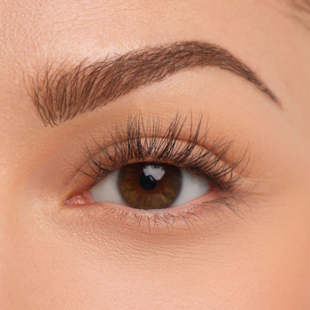 Zbliżenie na oko modelki z brązową tęczówką i precyzyjnie podkreślonymi brwiami ARTDECO 24h Brow Liner.