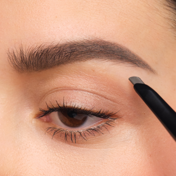 ARTDECO Sculpting Brow Styler 02. Zbliżenie na brwi modelowane precyzyjną stożkową końcówką kredki.
