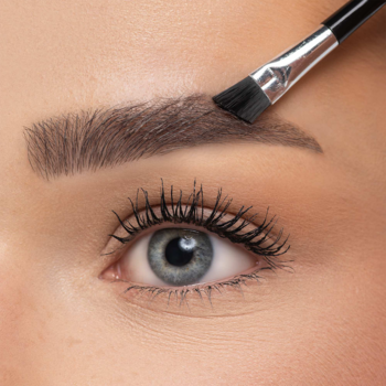 Zbliżenie na aplikację pudru do brwi Eye Brow Powder, który wypełnia i wyrównuje brwi, dając naturalny efekt.