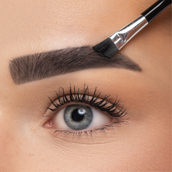 Pędzel aplikuje ciemny puder do brwi Eye Brow Powder na zdefiniowane brwi, uzupełniając i nadając naturalny wygląd.