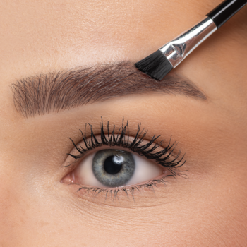 Puder do brwi Eye Brow Powder: zbliżenie na aplikację, szczoteczka wypełnia i modeluje naturalną brew.