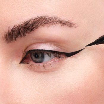 Eyeliner High Precision Liquid Liner, aplikacja czarnego skrzydełka na oku, widoczna precyzyjna końcówka.
