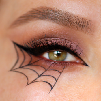 Zbliżenie oka z halloweenowym makijażem. Eyeliner ArtDeco Deep Black Liquid tworzy precyzyjną pajęczynę.