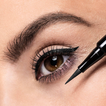 Zbliżenie na aplikację czarnego eyelinera Long Lasting Liquid Liner Intense; precyzyjna kreska i widoczny filcowy aplikator.