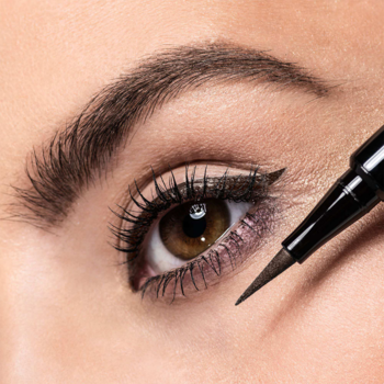 Zbliżenie na oko, aplikacja Long Lasting Liquid Liner Intense, tworzącego precyzyjną i intensywną kreskę.