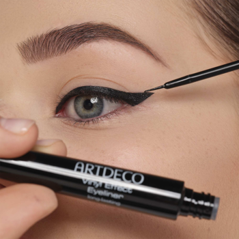 ARTDECO Vinyl Black Eyeliner. Zbliżenie na precyzyjną aplikację długotrwałego eyelinera z cienką końcówką na oko.
