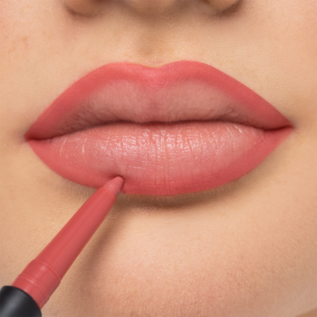Artdeco Mineral Lip Styler. Bladoróżowa konturówka precyzyjnie obrysowuje usta, zbliżenie na aplikację.
