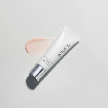 ARTDECO Mattifying Face Primer, biała tubka 25ml, światłoróżowy swatch matującej bazy na białym tle, widok z góry.