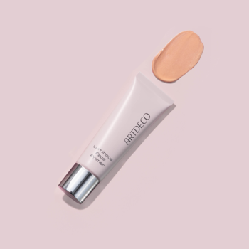 Artdeco Luminous Face Primer, rozświetlająca baza w różowej tubce ze srebrnym korkiem, próbka obok, różowe tło.