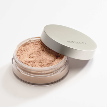 Sypki podkład mineralny Artdeco Natural Beige w otwartym słoiczku, wieczko z logo obok, ujęcie pod kątem.