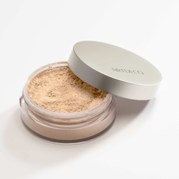 Sypki podkład mineralny Artdeco Light Beige w otwartym, okrągłym słoju, obok srebrna nakrętka.