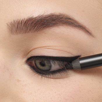 Zbliżenie oka z aplikacją czarnej kredki ARTDECO Khol Eye Liner Long-Lasting na górnej powiece.