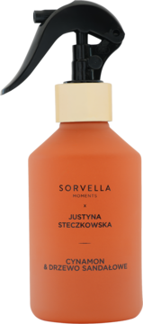 Sorvella Justyna Steczkowska spray do wnętrz, cynamon i drzewo sandałowe, butelka terakotowa, czarny atomizer.