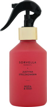 Czerwony spray Sorvella Justyna Steczkowska Róża & Oud, z czarnym atomizerem, widok z przodu pod kątem.