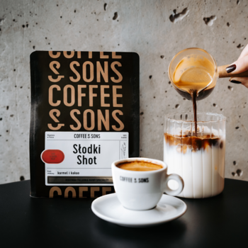 Czarne opakowanie kawy ziarnistej Coffee & Sons Słodki Shot, espresso i kawa mleczna w przezroczystym szkle.
