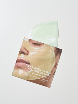 Nacific Green Tea Cica Collagen Gel Mask. Złote opakowanie z ilustracją twarzy, częściowo wysunięta zielona maska hydrożelowa.