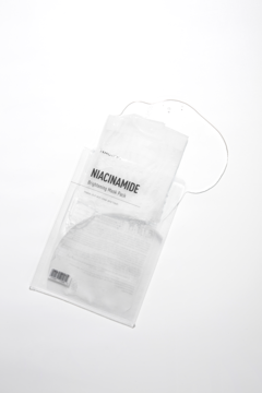 Przezroczysta saszetka Nacific Niacinamide Brightening Mask Pack na białym tle, widoczny napis Niacinamide.