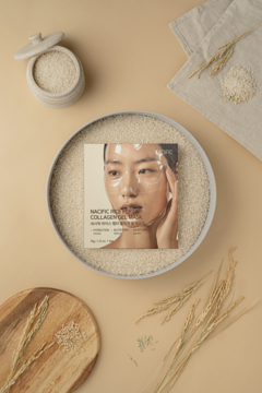 Opakowanie Nacific Rice Pepta Collagen Gel Mask na ryżu, otoczone ziarnami ryżu i zboża, widok z góry.