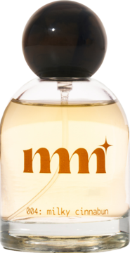 Perfumy Milky Mane 004 Milky Cinnabun. Szklana butelka, bursztynowy płyn, czarna okrągła nakrętka i logo 'mm'.