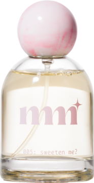 Butelka perfum Milky Mane 005: Sweeten Me? o słodkim zapachu, z różowym logo mm i marmurkową nakrętką, widok z przodu.