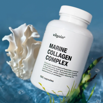 Biała butelka Vilgain Marine Collagen Complex 150 kapsułek, na tle niebieskiej wody z muszlą i zielonymi wodorostami.