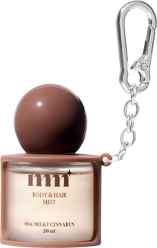Mini mgiełka do ciała i włosów Mmm Milky Cinnabun 20ml, z kulistą brązową nakrętką i srebrnym karabińczykiem.