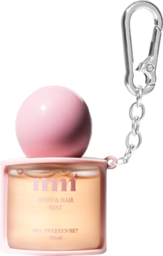 Mini body & hair mist "Sweeten Me?" w butelce z różową osłoną i srebrnym karabińczykiem, złocisty płyn, przód.